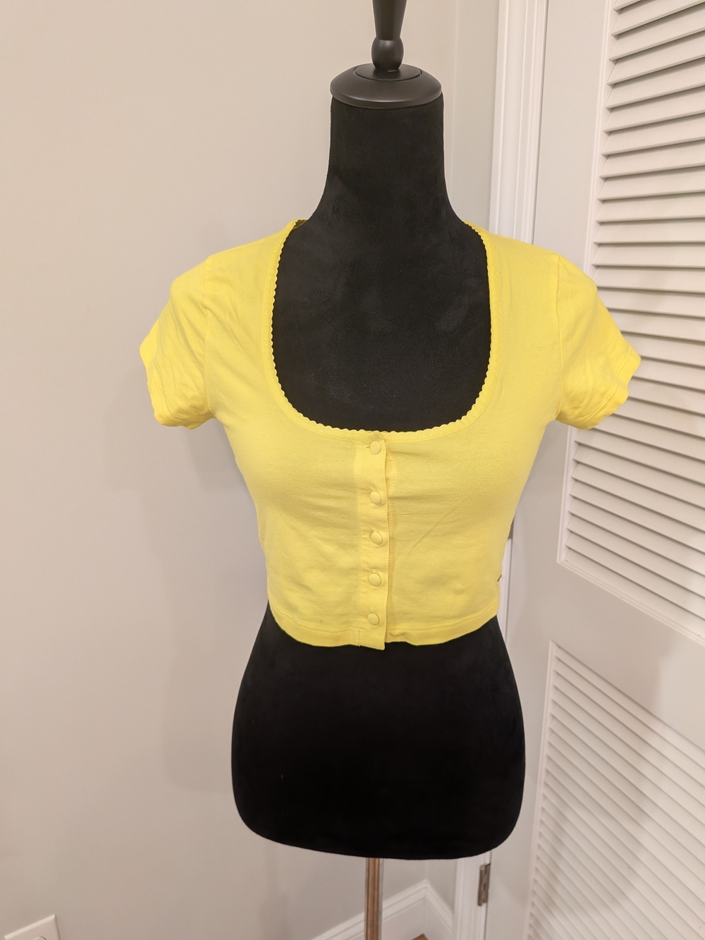 Yellow Crop Button-Front Scoop Neck Top - Women Size Small N